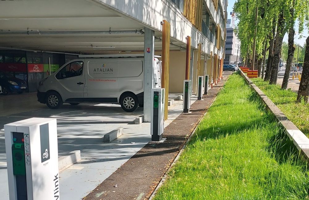 Bornes de recharge installées à l'éco-parking Arcadium...