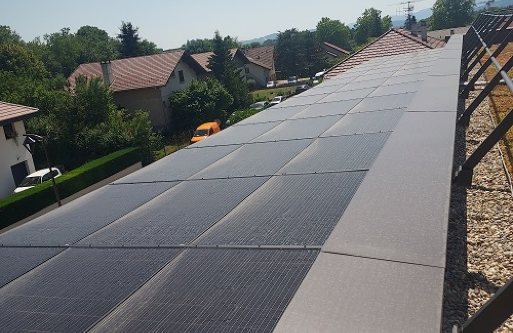 Ecole équipée d'un auvent en panneaux photovoltaïques 